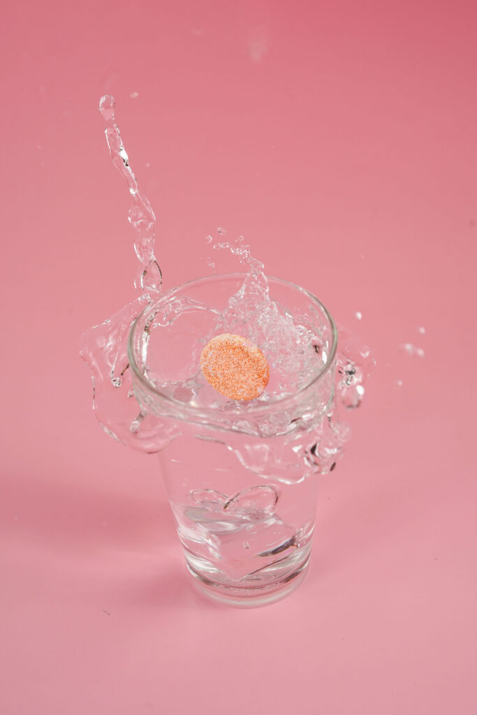 Juju fizz glutathione tablet in a glass of water for the blog best time to take glutathione.